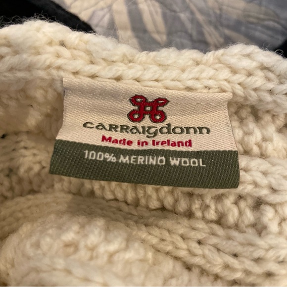 CARRAIG DONN Aran Irish Merino Wool Buttoned Infinity Scarf - Picture 4 of 7